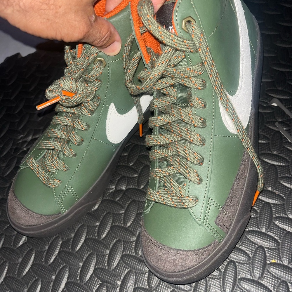 Nike dz7156-300Green Sneakers blazer 77 suede /two tone army green high top